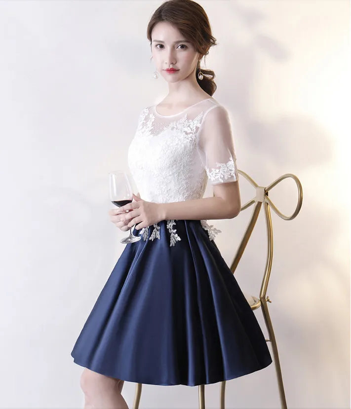 Кружевное коктейльное платье темно синего цвета с коротким рукавом и