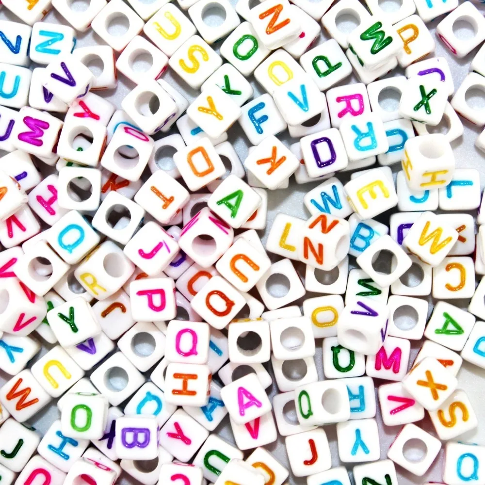 100 штук пакет Ассорти английские A-Z буквы дизайн акриловые разноцветные бусины