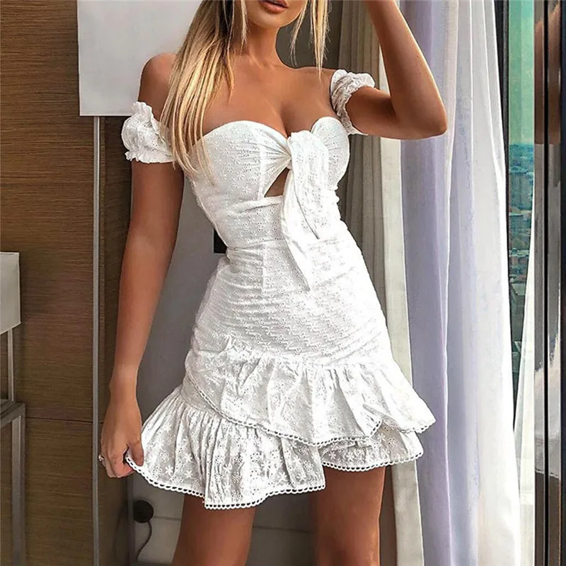 Летнее женское платье с коротким рукавом и открытыми плечами однотонное