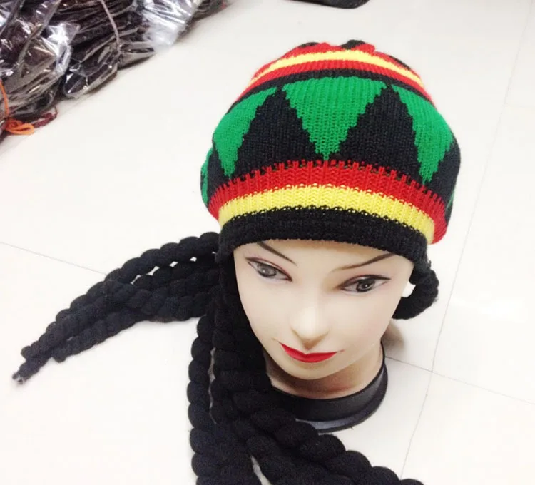 Мужская вязаная шапка бини с бахромой и косами| |