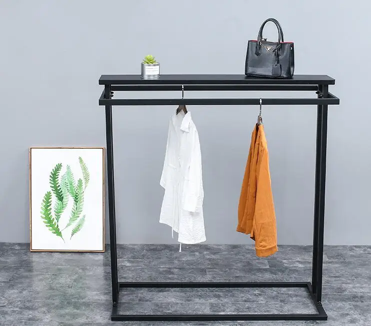 Демонстрационная стойка на средней полке. Двухрядная средняя полка.