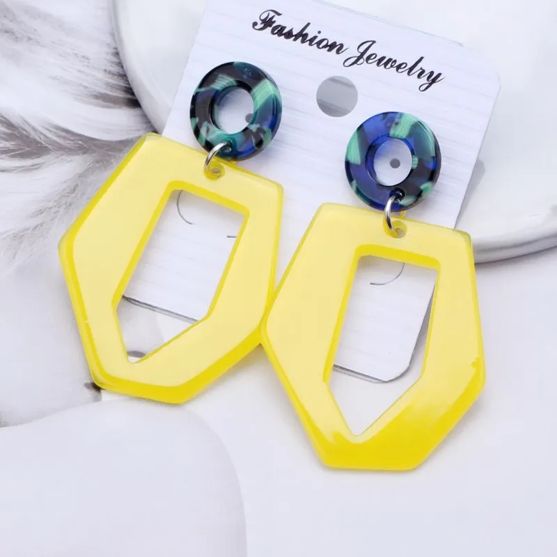 Женские асимметричные серьги из акриловой смолы длинные с подвесками