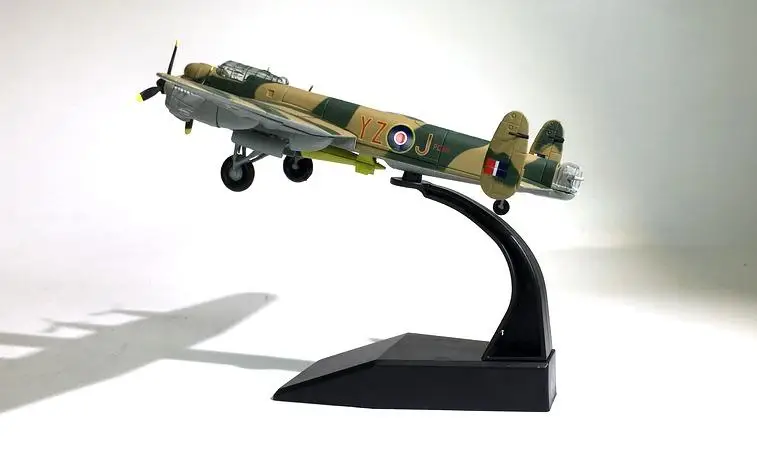 Второй мировой войны Avro Lancaster 1/144 литья под давлением модель самолета |