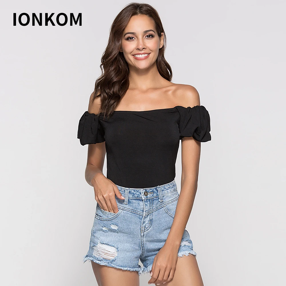 Женская футболка с открытыми плечами IONKOM облегающая укороченная короткими