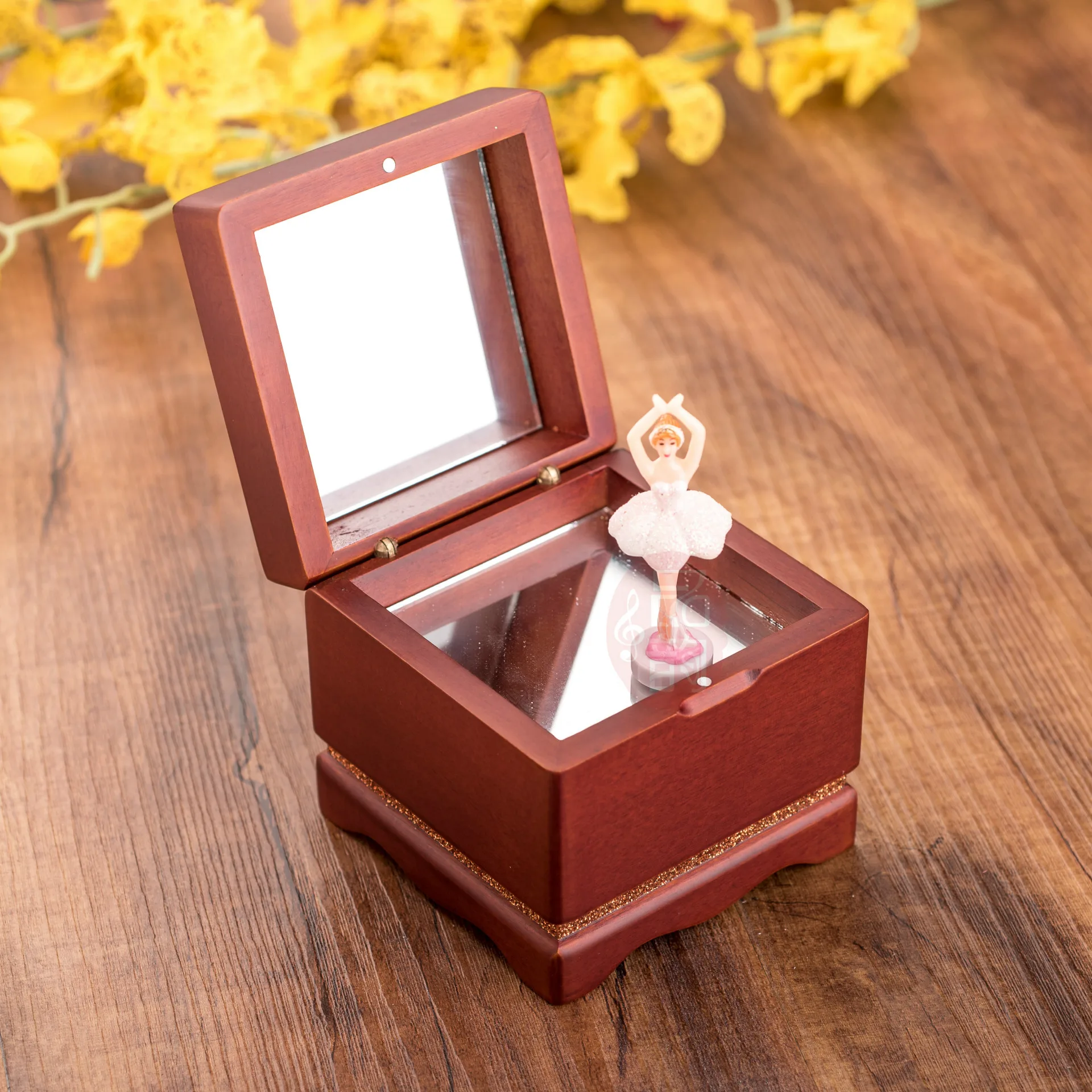 Несколько песен доступны заводные музыкальные коробки креативные танцевальные