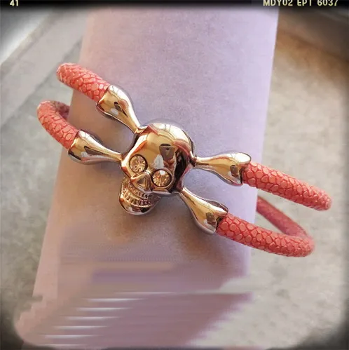 Мужской серебряный браслет из кожи ската ручной работы в подарочной коробке |