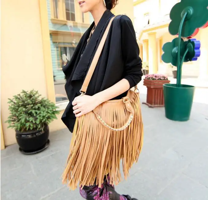 Сумка мессенджер женская с бахромой Модный саквояж кросс боди на плечо удобный