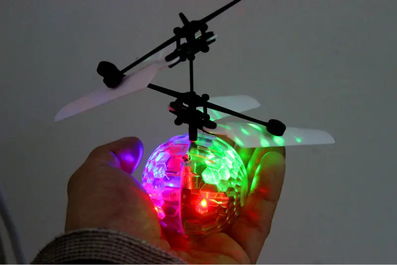 Радиоуправляемый летающий шар Дрон встроенный сверкающий светодиодный