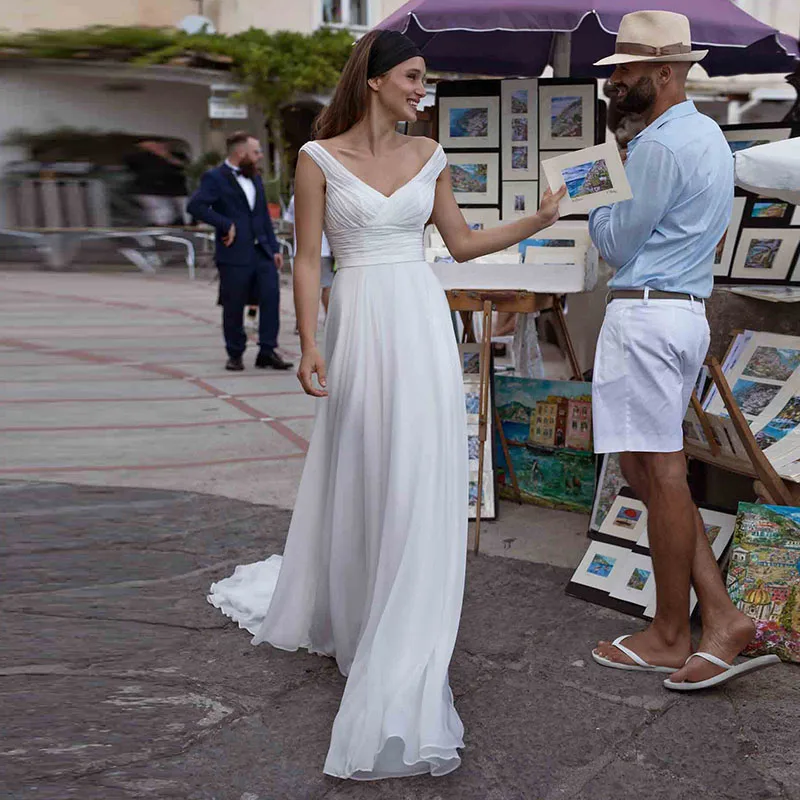 Простое пляжное свадебное платье с V-образным вырезом без рукавов Плиссированное