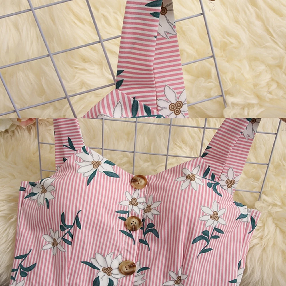 Летнее женское платье на бретельках однобортное облегающее средней длины с