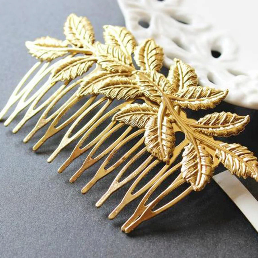 Отдельные металлические ощущения в форме листа золотистого цвета для отправки