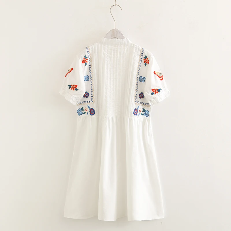 Хлопковое платье с короткими рукавами и воротником стойкой цветочной бабочкой