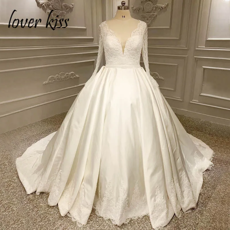 Фото Свадебное атласное платье с длинным рукавом и V-образным вырезом | Свадьбы