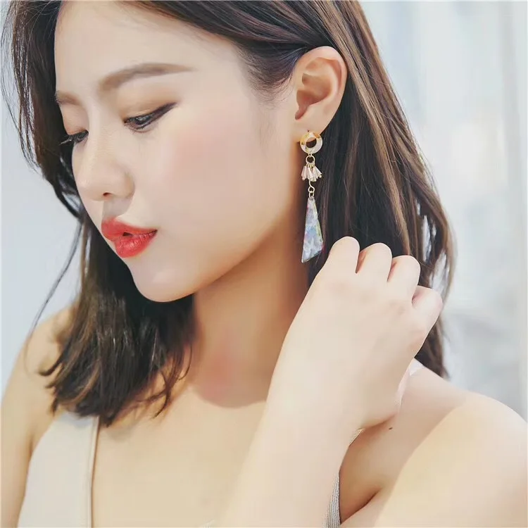 MENGJIQIAO 2018 Новые Элегантные цветные треугольные акриловые длинные серьги для