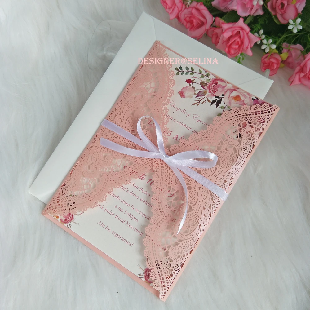 Розовые кружевные приглашения Quinceanera с индивидуальным цветовым принтом и белой