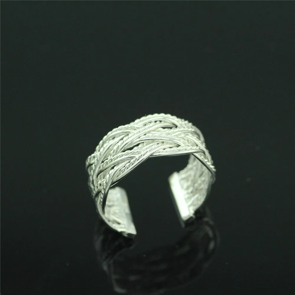 Женское серебряное кольцо витое из проволоки кольца с изображением персонажа