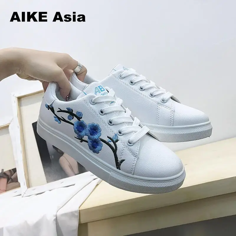 Aike ASIA/летние женские кроссовки; модная дышащая Вулканизированная обувь из искусственной кожи на платформе со шнуровкой; повседневная обувь белого цвета с вышивкой