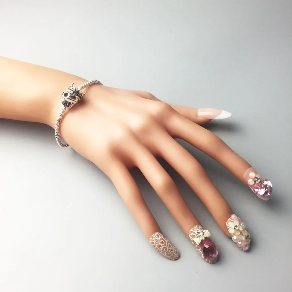 Браслет-цепочка из серебра 925 пробы с застежкой-пряжкой и бусинами в виде черепа