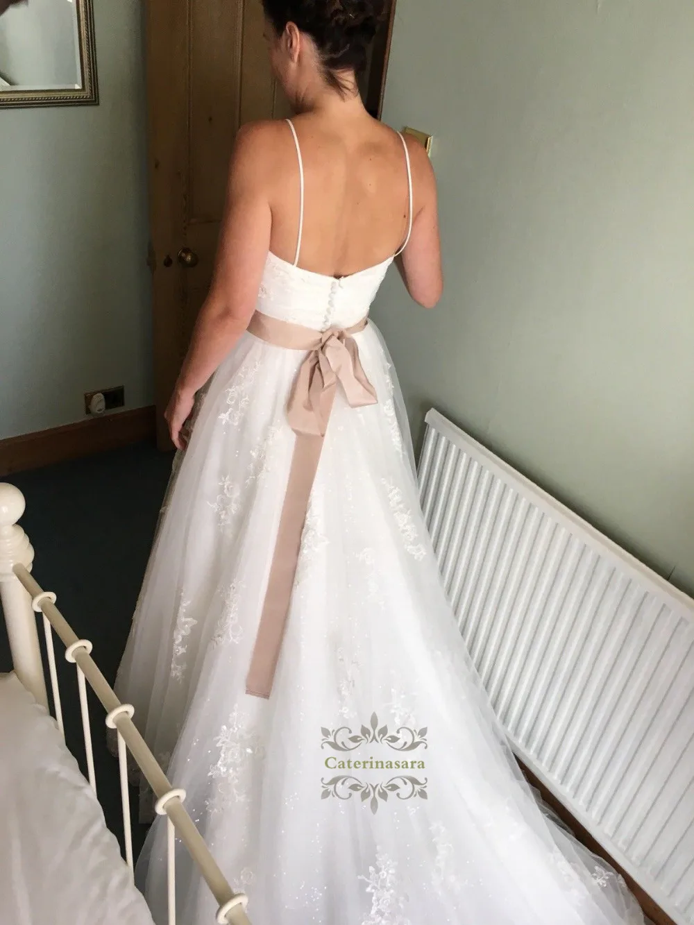 

Spaghetti Straps 2020 Wedding Dress V-Neck A-Line Lace Bride Gowns Elegant Long Bridal Dresses with Sash