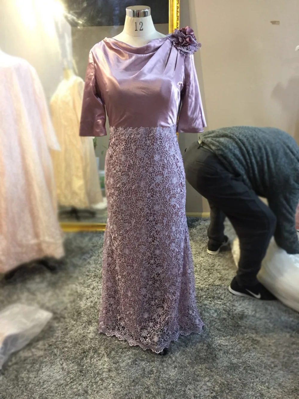 Платья для матери невесты жениха Русалочка серебристо серый кружевной Атласный