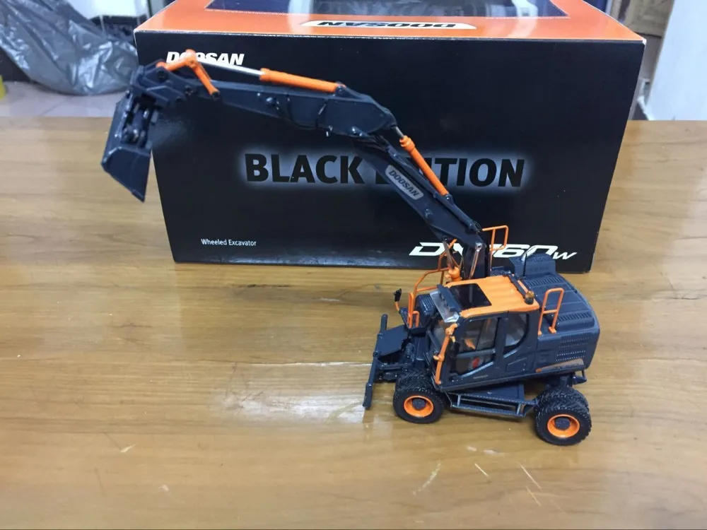 Редкий! Универсальные хобби Bobcat Doosan DX160W колесный экскаватор масштаб 1/50 черный