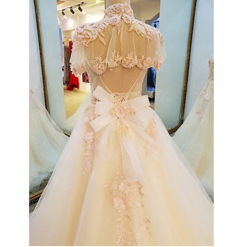 Настоящая фотография свадебное платье трапециевидной формы с высоким воротом и