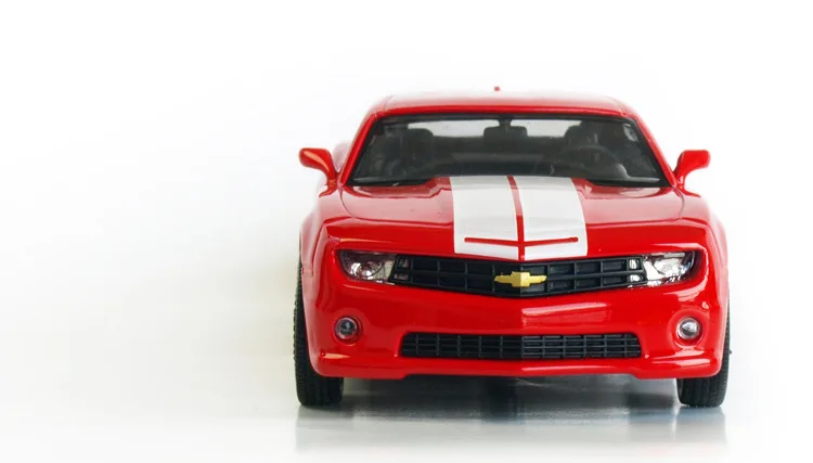 1/36 маленькая литая под давлением Автомобильная серия Chevrolet Camero Размер 5 дюймов 2 открытые двери без электроники без света без звуков коллективные модели