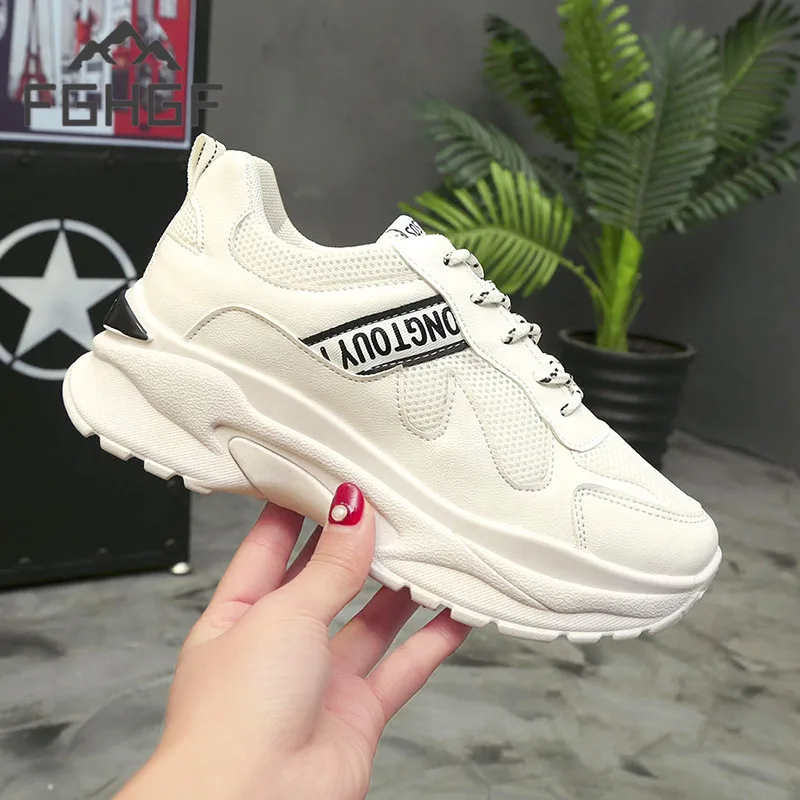 Женские кроссовки на танкетке толстой подошве из дышащего материала шнурках