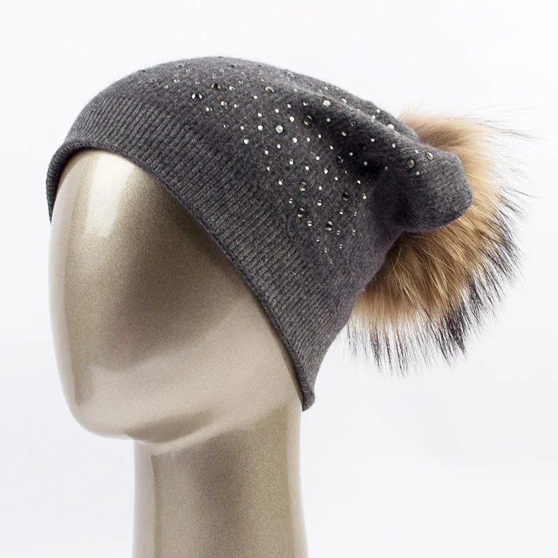 Geebro Для женщин помпонами Шапки зима теплая Вязание енота Мех животных Pom Beanie шапка для Для женщин Натуральный мех помпоном Skullies шапочки dq039 - Цвет: Dark Grey A
