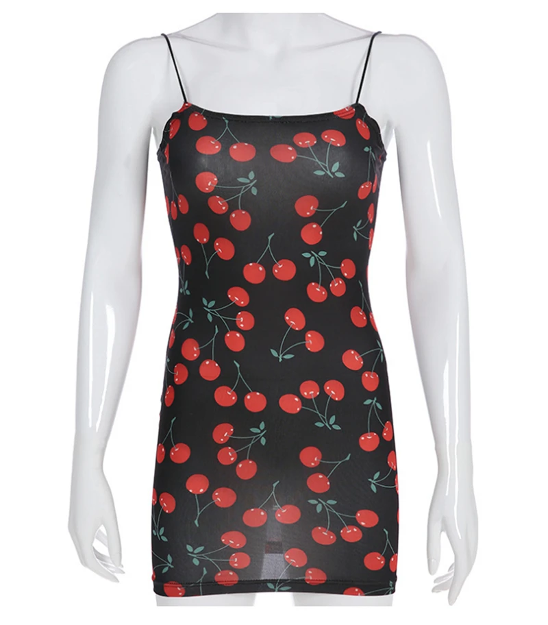 Модное женское обтягивающее платье на бретельках черное с принтом вишни и