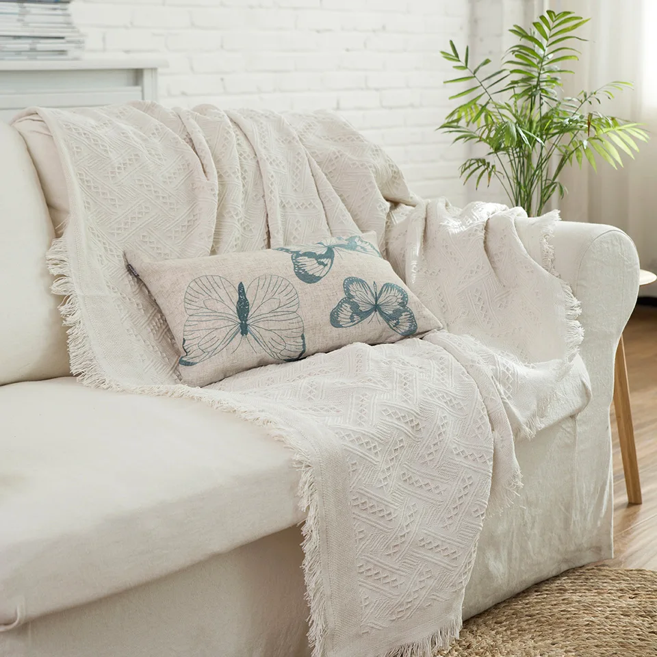 Бежевое покрывало для дивана противоскользящее мягкое полотенце с кисточками