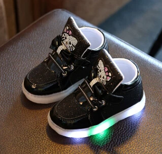 Детская обувь Новинка весны Hello Kitty со стразами светодиодной подсветкой Милая