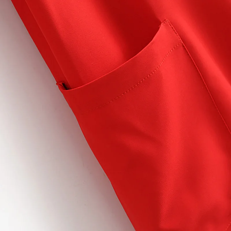 Женское платье с воротником стойкой длиной до колена длинным рукавом красное