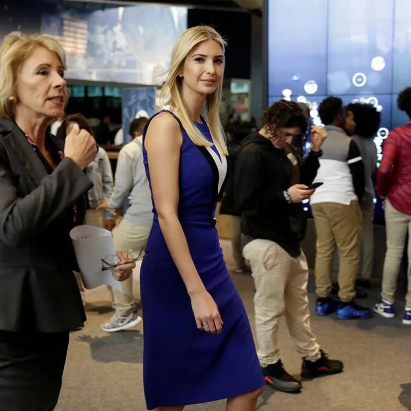 Lvanka Trump цветное платье в полоску модное дизайнерское платье-футляр без рукавов на