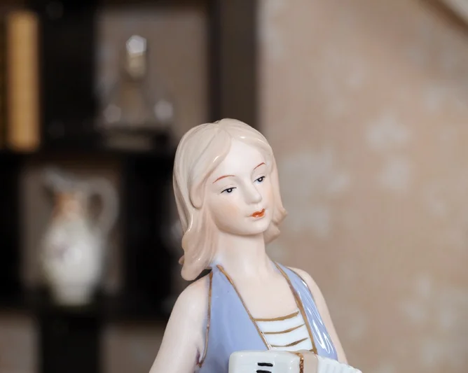 Керамическая женская скульптура аккордеон фарфоровая музыкальная фигура