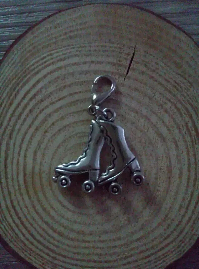Vintage Silvers ONE PAIR ROLLER SKATES Alloy Floating Locket Charms Pendants Clasp Clip For Bracelet Women DIY Jewelry C115 | Украшения и