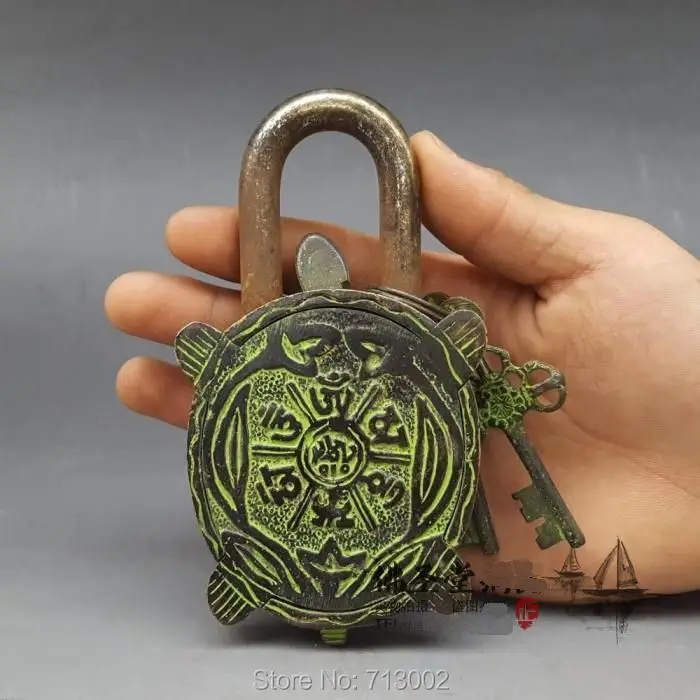 Старый замок из чистой меди в форме черепахи и два ключа @|shape|shape turtle |