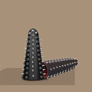 Наручный браслет с металлическими шипами в стиле унисекс