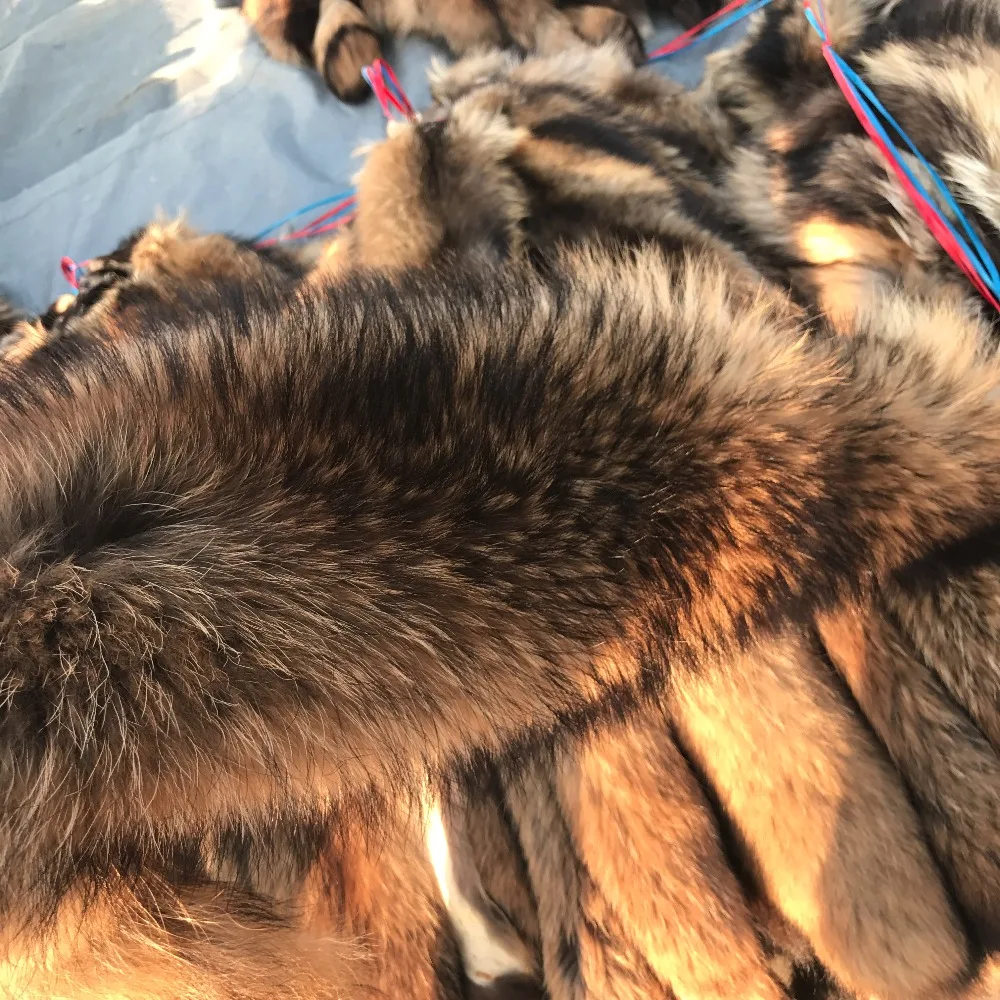 Шкурка из натурального меха енота коричневого цвета/шкуры енота/шкуры