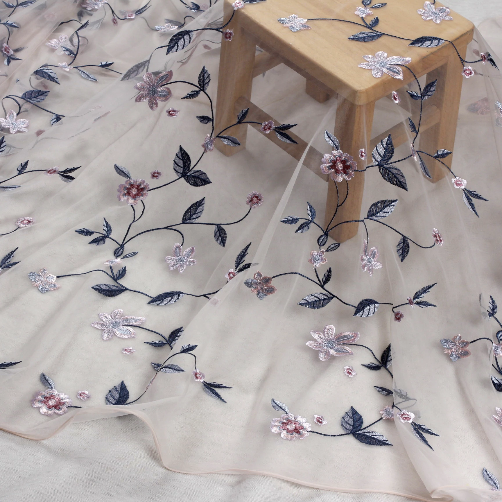 Простые листья и цветы на розовой сетке embroidred кружевной ткани для свадьбы/вечернего платья ткань по двору