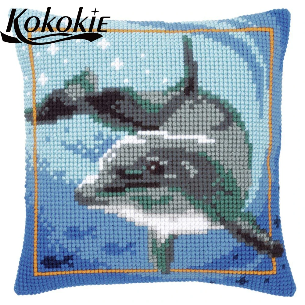 

Чехол для подушки с изображением дельфина и вышивкой крестиком