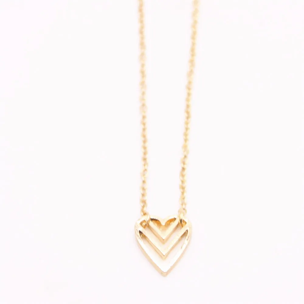 

Heart bracelets for girls Peach heart box with letter V bracelets and