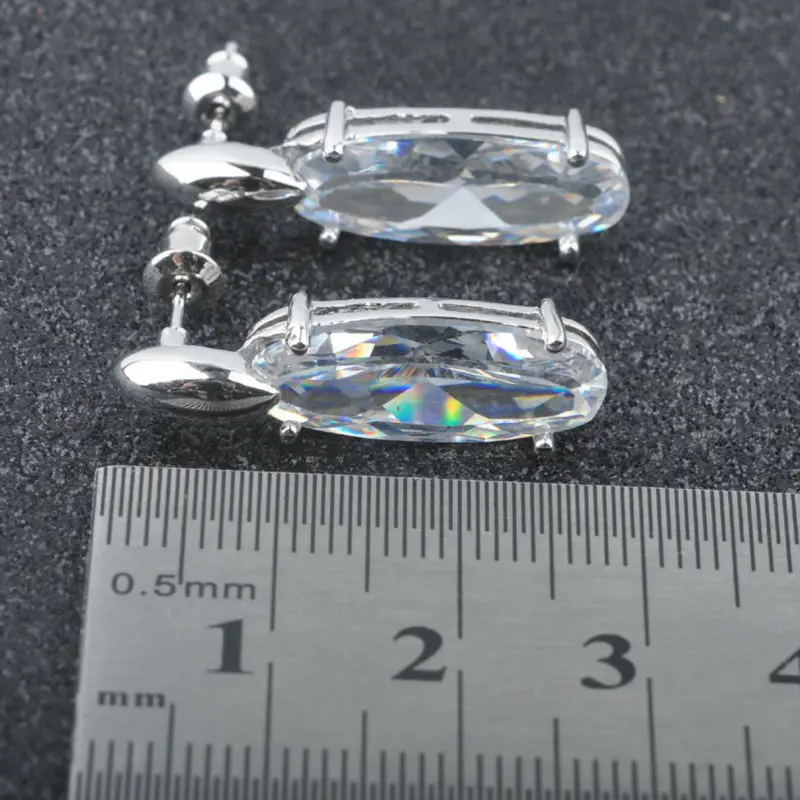 Женские серьги гвоздики с белым камнем фианитом и серебряным покрытием модель