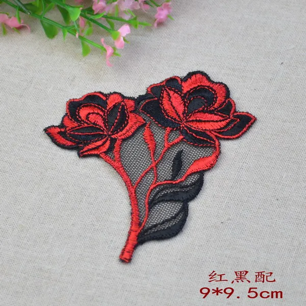 Ткань для вышивания с заплатка-аппликация в виде цветка элементами рукоделия