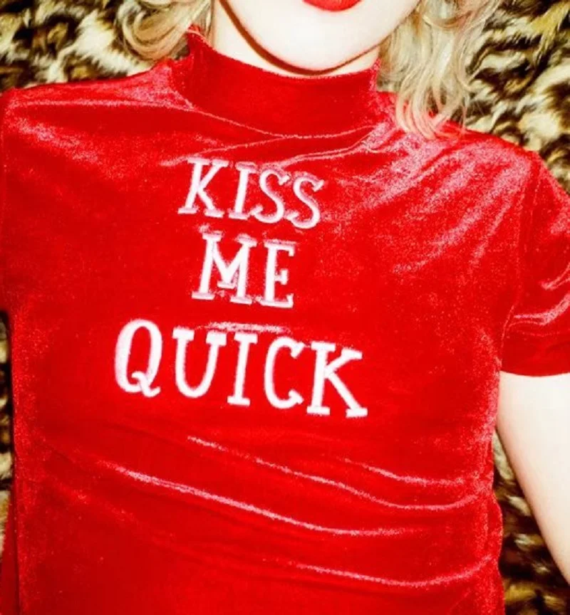 Женская футболка KISS ME красная бархатная водолазка с коротким рукавом и надписью