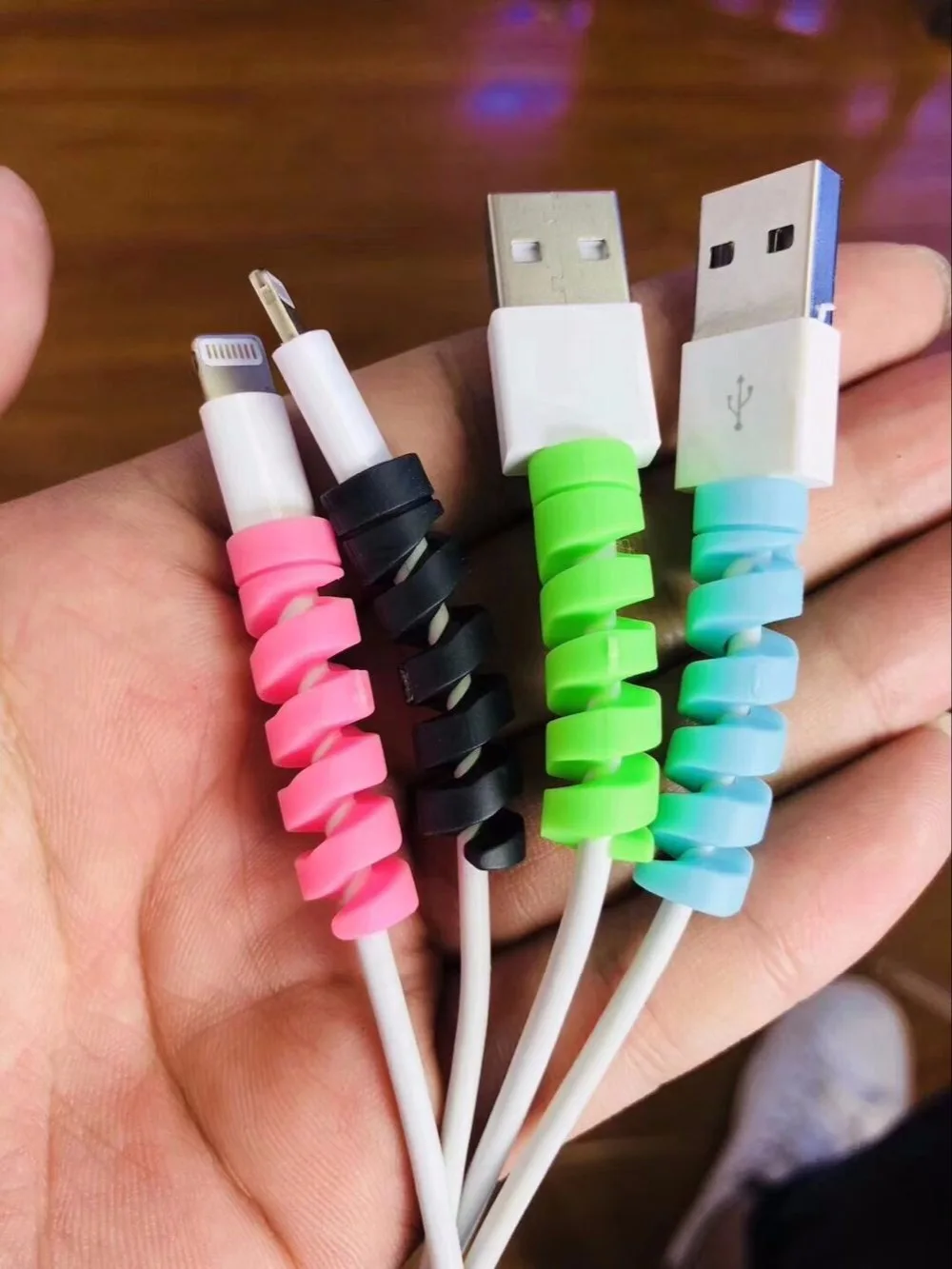 В общей сложности 20 блоков сплошной цвет ТПУ Спираль USB зарядное устройство с