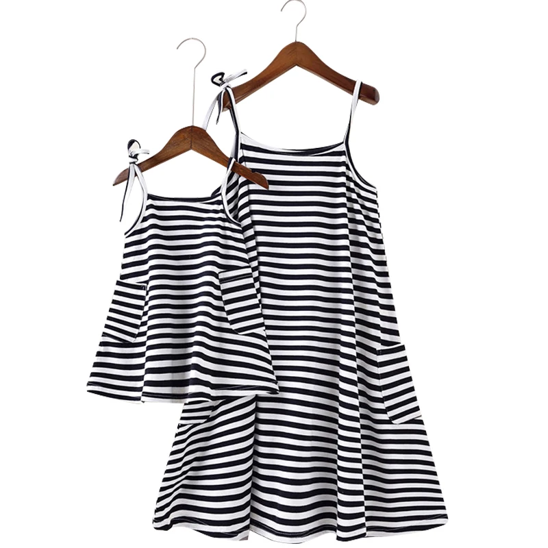Одинаковые платья для мамы и дочки черные хлопковые в полоску на бретельках