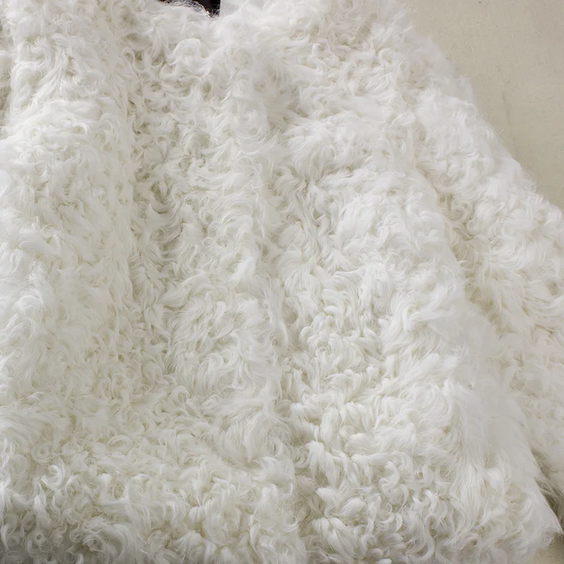 Короткое меховое пальто из овечьей шерсти