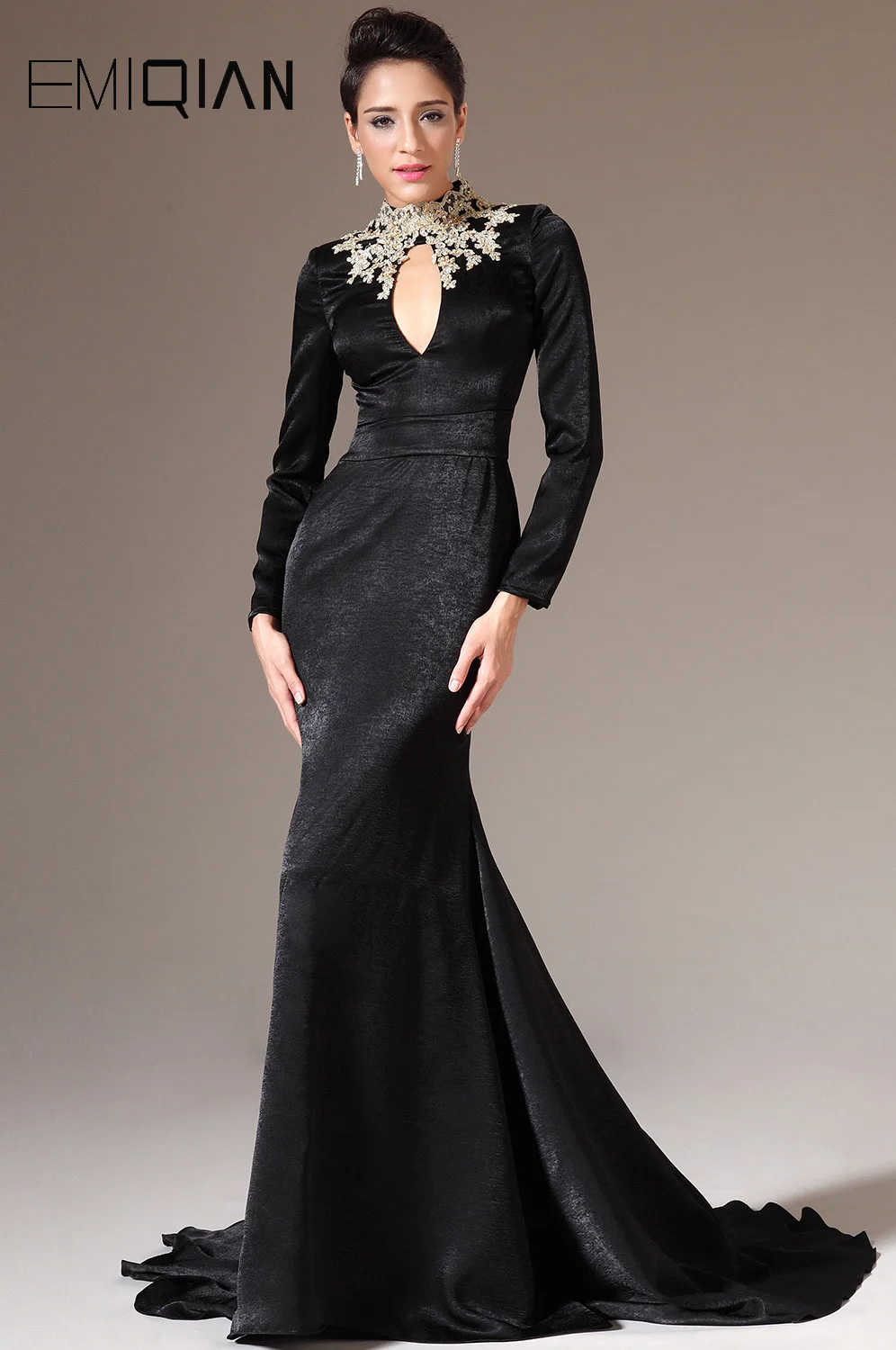 Черные вечерние платья с высоким воротом и длинным рукавом юбкой годе золотой