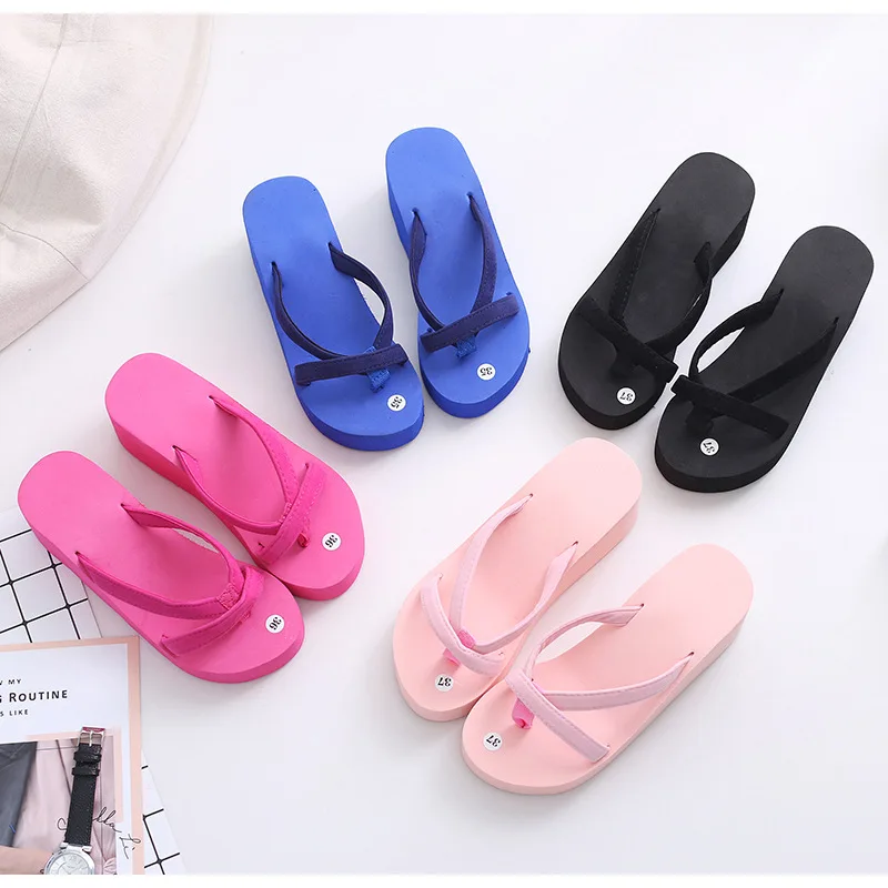 Шлепанцы женские с открытым носком на средней танкетке летние однотонные